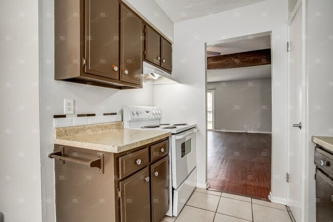 Building Photo - **Spacious 3-Bedroom Townhome with Partially Finished Basement and Off-Street Parking**