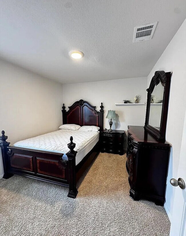 Foto del edificio - Room in House on Brooklyn Dr