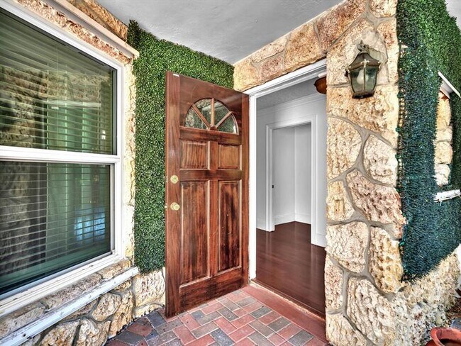 Building Photo - 899 NW 6th Dr