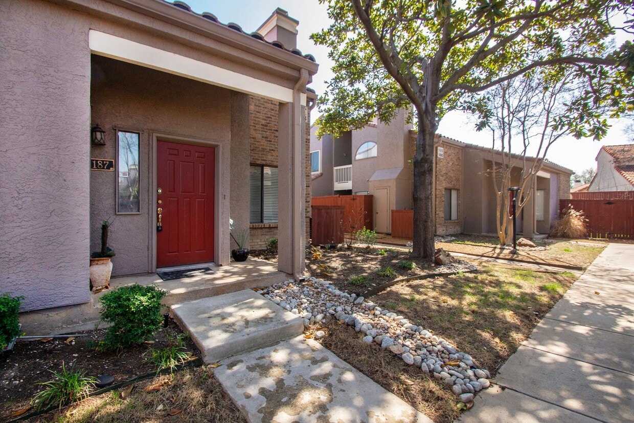 Primary Photo - Fantastic Location 2 Bedroom 2 bath!