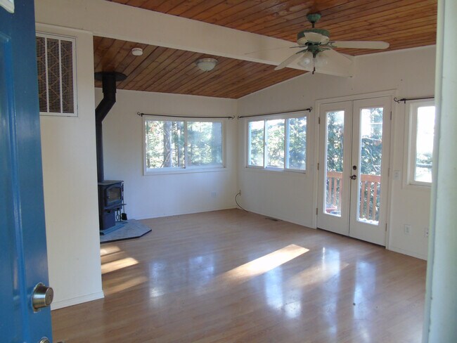 Sala de estar con estufa de leña - 1708 Sapphire Trl