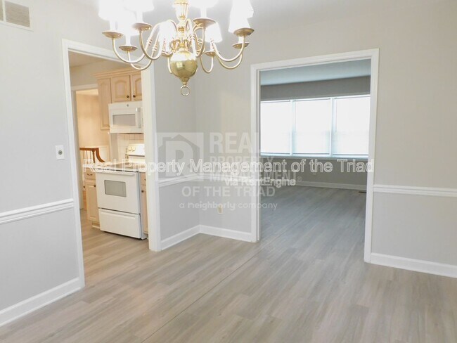 Foto del edificio - 284 Longmeadow Dr