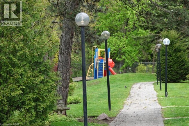 Photo du bâtiment - 5475 Lakeshore Rd.