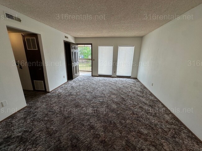 Foto del edificio - $750 - 2 bed 1 bath - Second floor Apartment