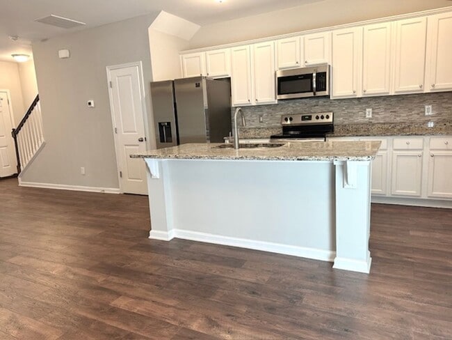 Foto del edificio - STYLISH & MODERN TOWNHOME IN HARBISON GROVE