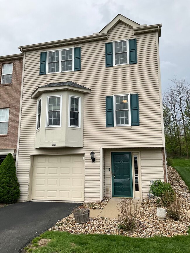 Large 3 Bedroom 2.5 bath townhome with additional finished room. - Large 3 Bedroom 2.5 bath townhome with additional finished room.