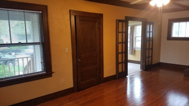 Building Photo - 736 S Summit Ave