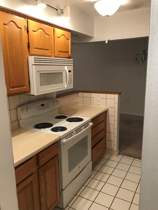 Kitchen - 2120 Greentree Rd