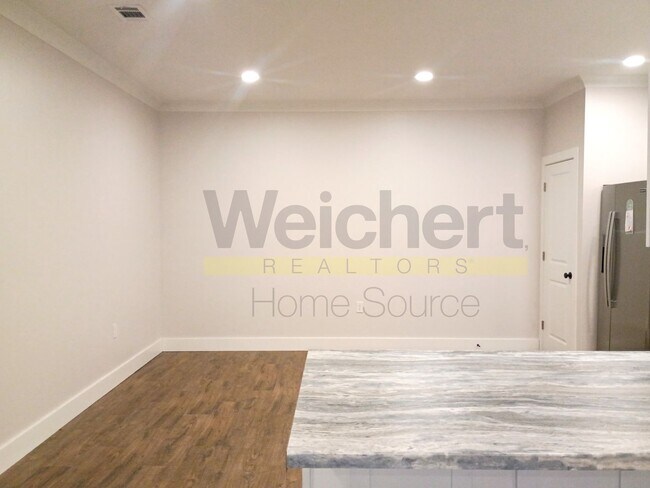 Foto del edificio - Stylish Downtown 1-Bedroom with Modern Updates