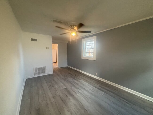 Building Photo - Radford, 1BR / 1BA, Available December 8th