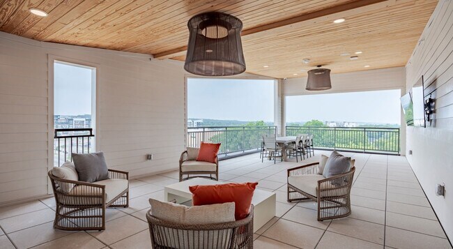 Foto del edificio - 6400 E Riverside Dr