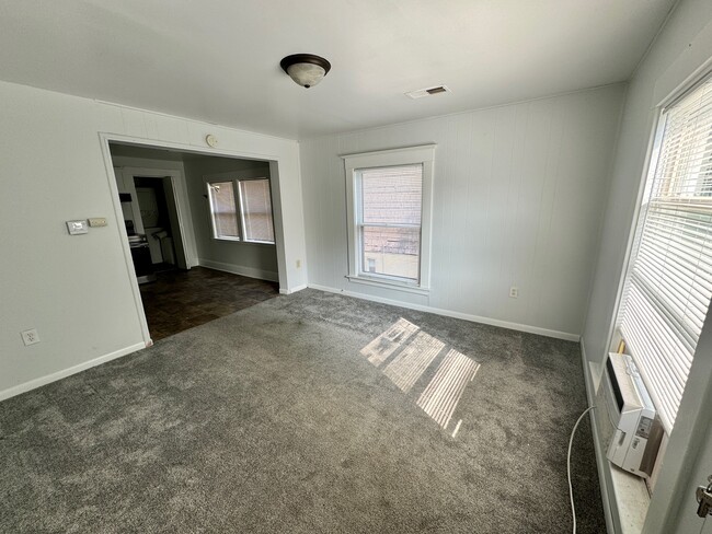 Building Photo - 2 Bed, 1 Bath upper apartment