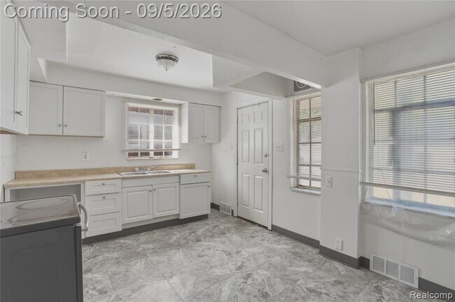 Building Photo - 16661 Linwood St
