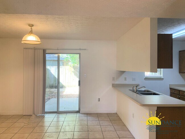 Building Photo - Great 2 Bedroom Townhouse in Fort Walton B...