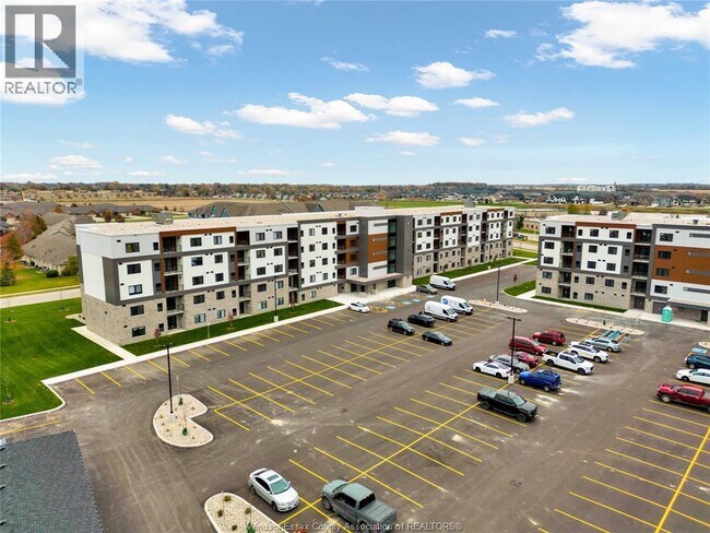 Photo du bâtiment - 2550 Sandwich W Pkwy