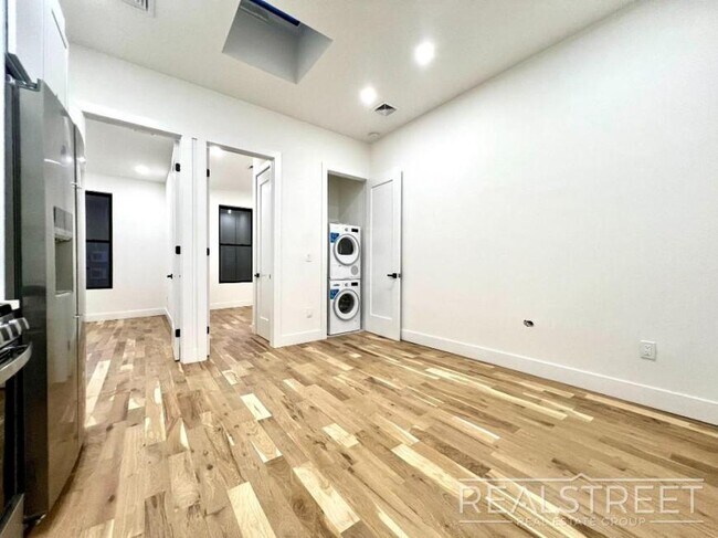 Building Photo - 3 bedroom in BROOKLYN NY 11233