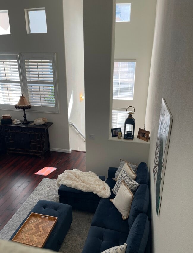 Hermosa iluminación diurna, ahorra costos de electricidad. - 8787 Tribeca Cir