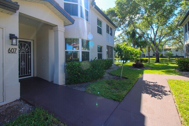 Building Photo - ***FURNISHED SEASONAL RENTAL***DIAMOND LAKE***2+DEN***AVAILABLE***