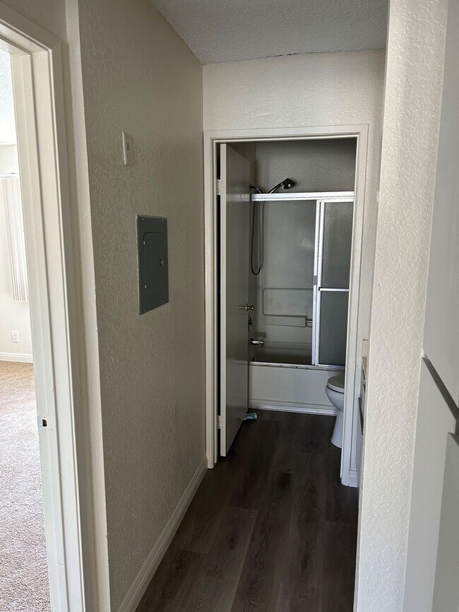 Interior Photo - 6810 Foothill Blvd Tujunga