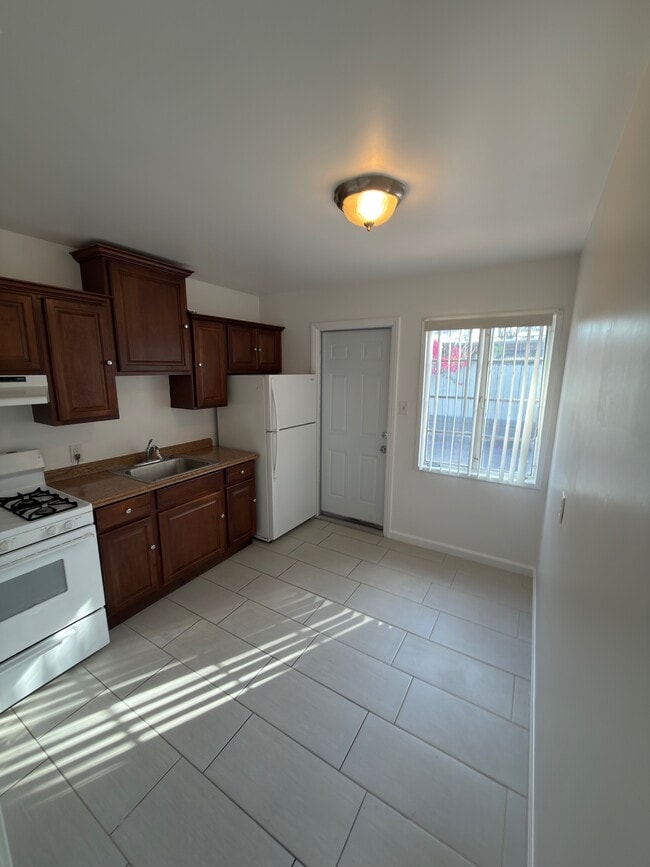 Building Photo - 967 E Camino Parocela