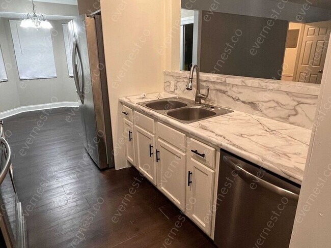 Foto del edificio - 5825 Cypress Trail