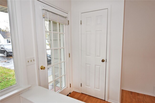 Foto del edificio - 300 Howland Ave