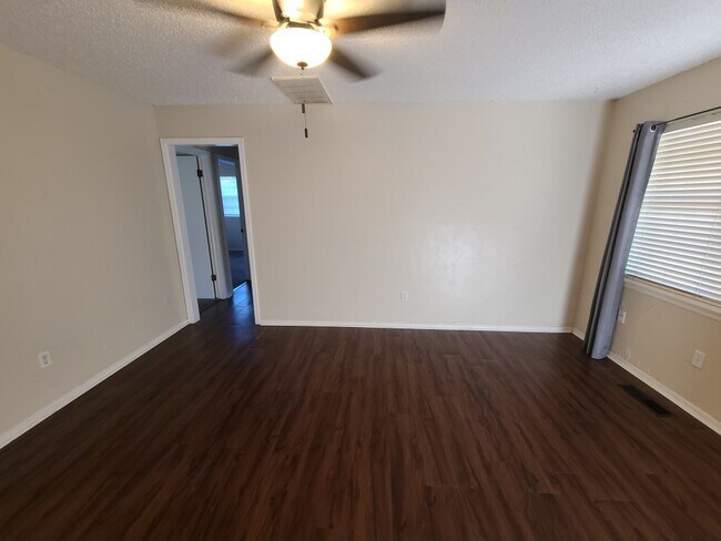 Foto del edificio - 925 Crown Dr