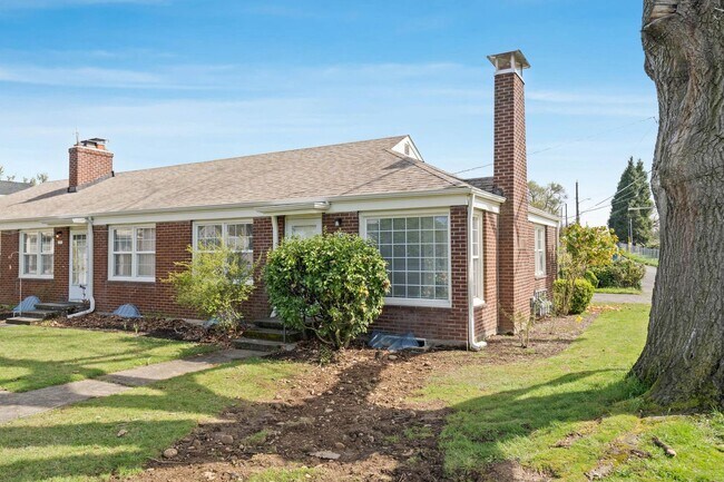 Photo - Impeccably maintained vintage 1-bdrm/1-bath corner unit in 4-plex. Lots of light, private basemen... Apartment