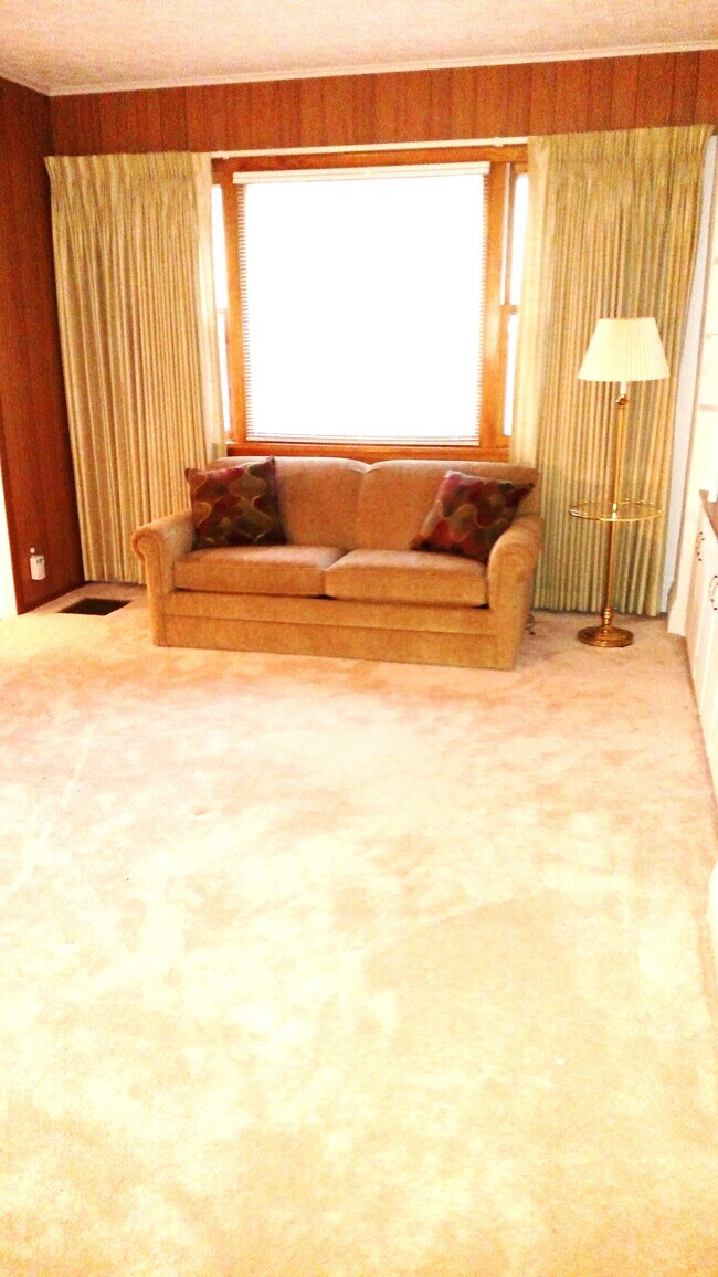 Sala de estar realmente grande con alfombra nueva - 2504 Chili Ave