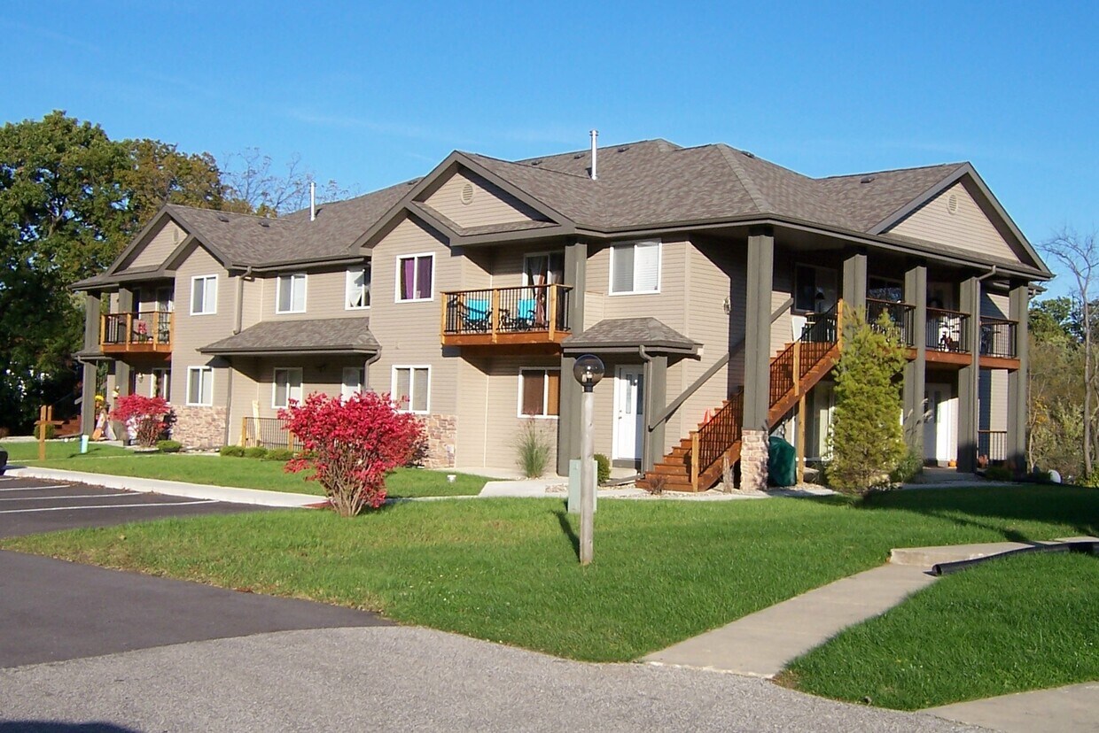 Primary Photo - 105 River Ave