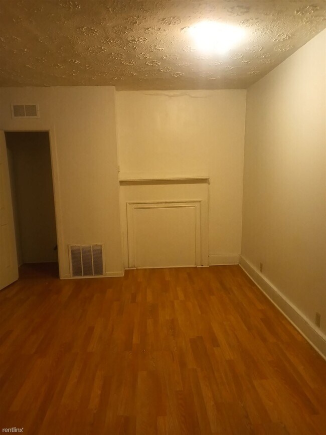 Building Photo - 2 br, 1 bath House - 615 North Main Street...