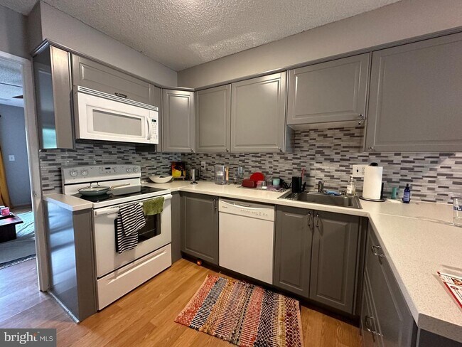 Foto del edificio - End-unit townhome in Reston.