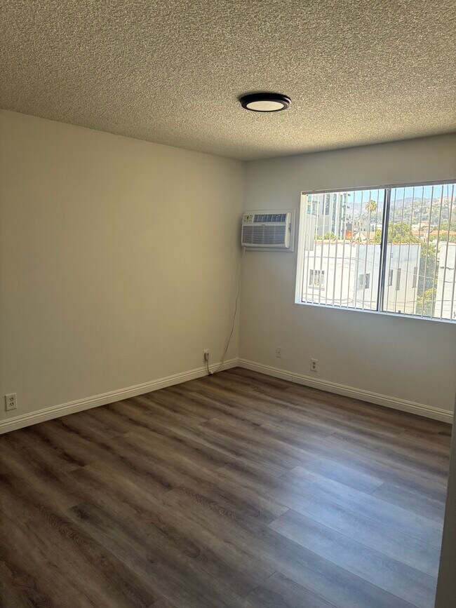 Foto del edificio - 1406 N Serrano Ave
