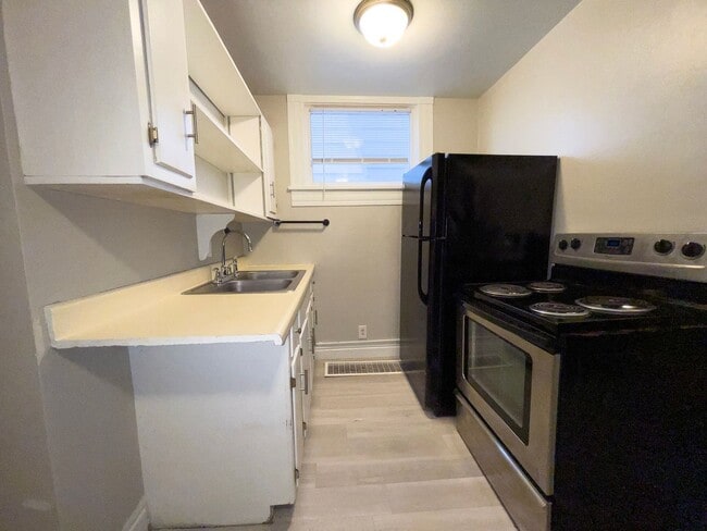 Building Photo - 830 W North St