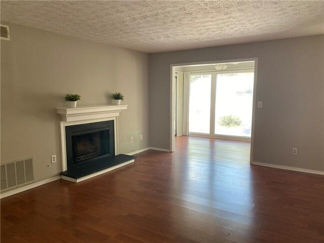 Building Photo - 1607 Augusta Dr