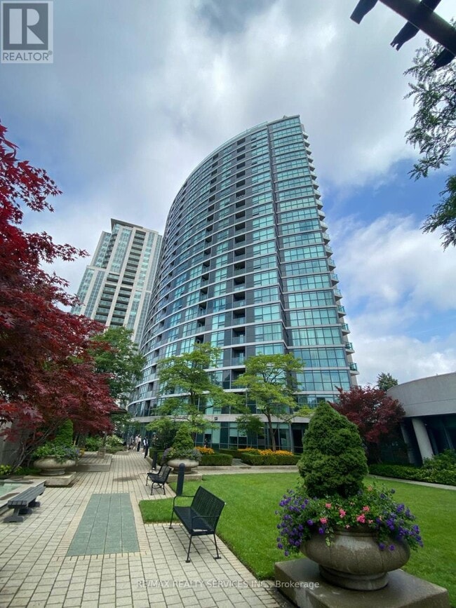 Photo du bâtiment - 28 Harrison Garden Blvd