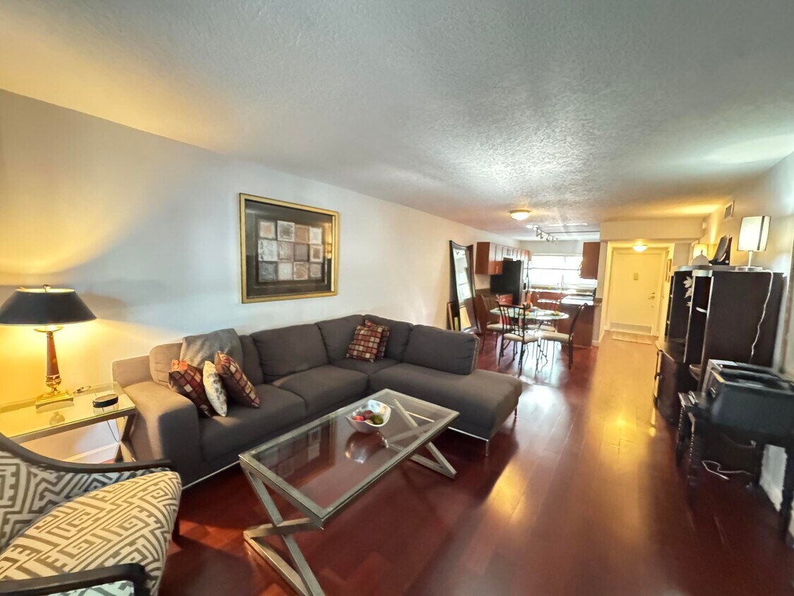 Foto principal - 621 E Woolbright Rd