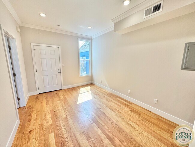 Foto del edificio - Charming 2BR|2BA in the Heart of Richmond ...