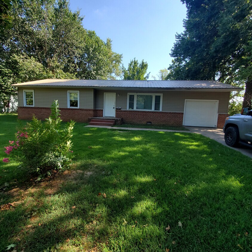 Primary Photo - 1107 Eicher Ave