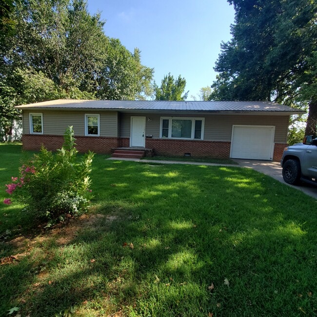 Building Photo - 1107 Eicher Ave