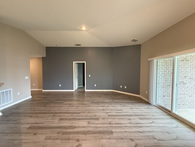 Foto del edificio - Beautiful 3 bedroom 2 bath brick craftsman home available for rent! POWER INCLUDED!
