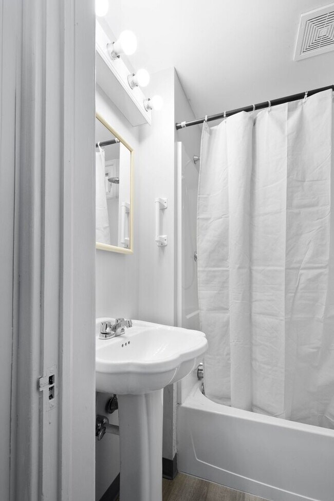 Building Photo - 1ST MONTH FREE! 2 Bedroom home in McKees R...