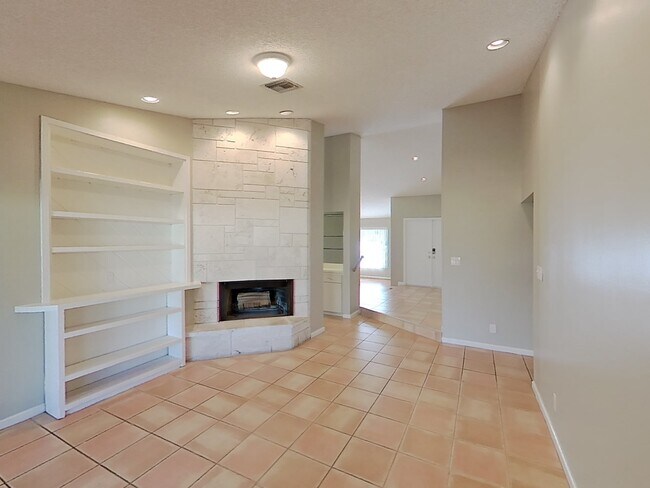 Building Photo - 6727 Hollandaire Dr W