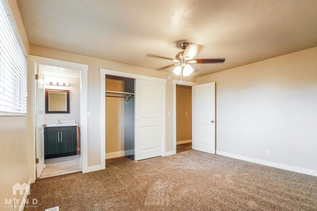 Building Photo - 2347 S Ledgewood Dr