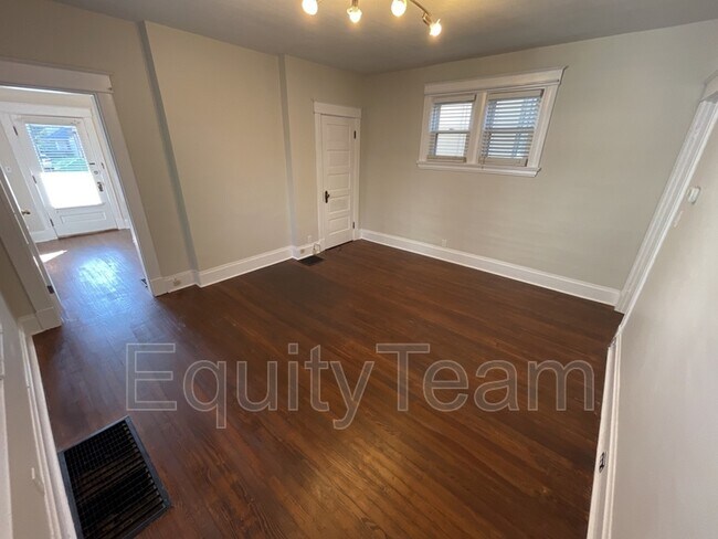 Building Photo - 3549 Vista Ave