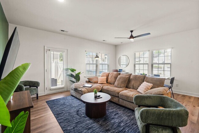 Building Photo - 8021 Brightside Dr