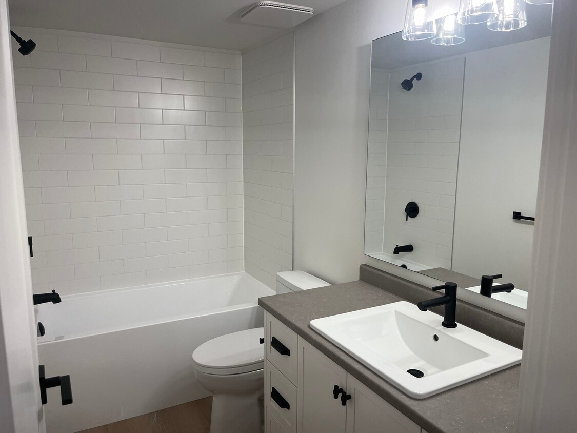 Bathroom - 7567 196A St