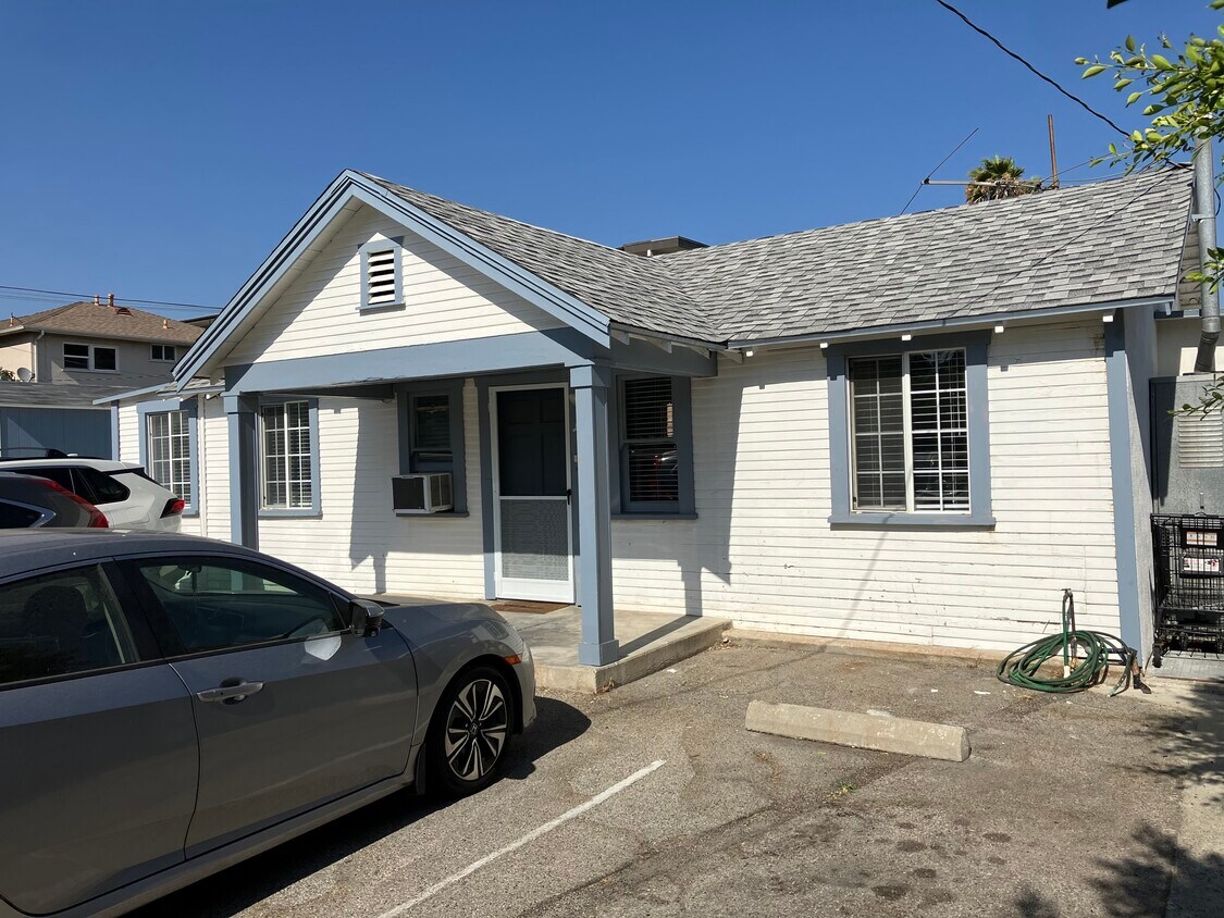 Front of Unit - 711 E Palmer Ave