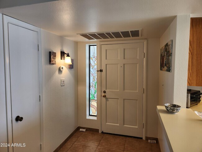 Foto del edificio - 9275 E Mission Ln