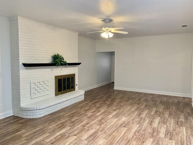 Building Photo - 2205 Woodcreek